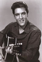Elvis Presley con la sua chitarra acustica